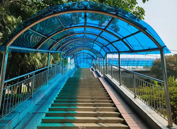 PC耐力板雨棚車棚和玻璃雨棚哪個更好？